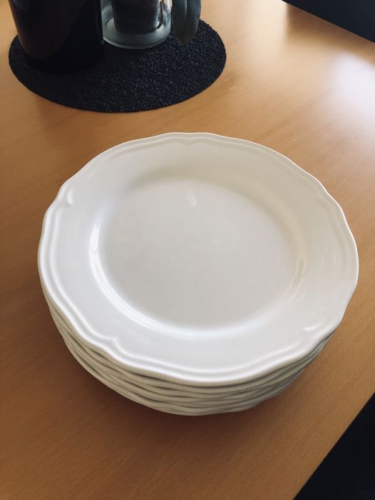 Pratos IKEA porcelânico, tom beje claro