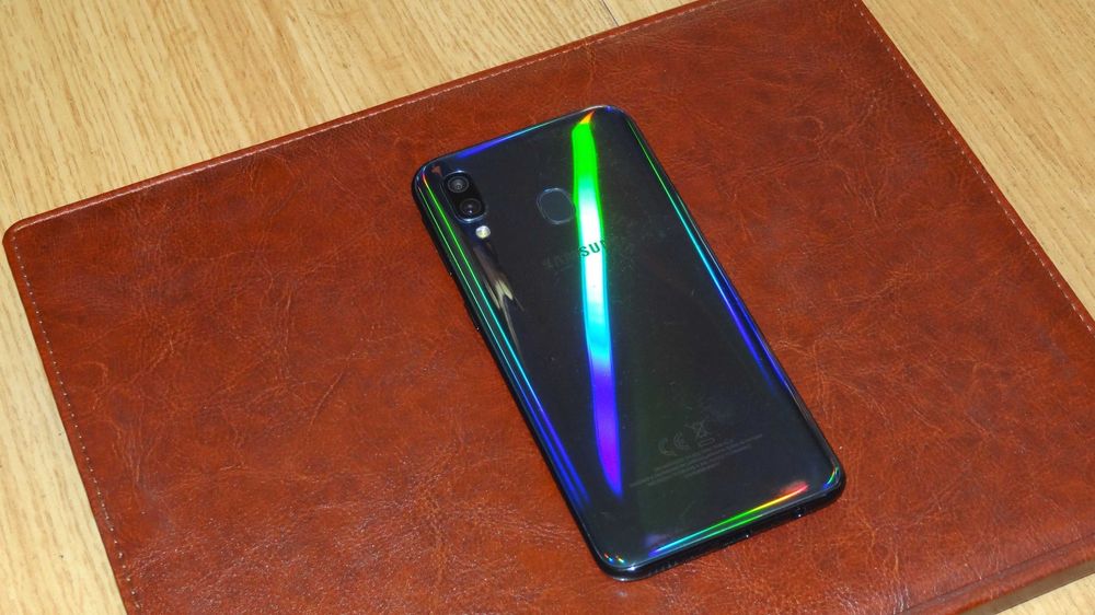 Smukły ładny smartfon Samsung w ładnym stanie, ekran amoled okazja !