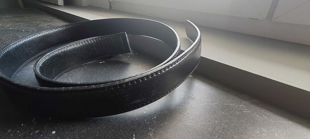 Cinto preto com fivela prateada