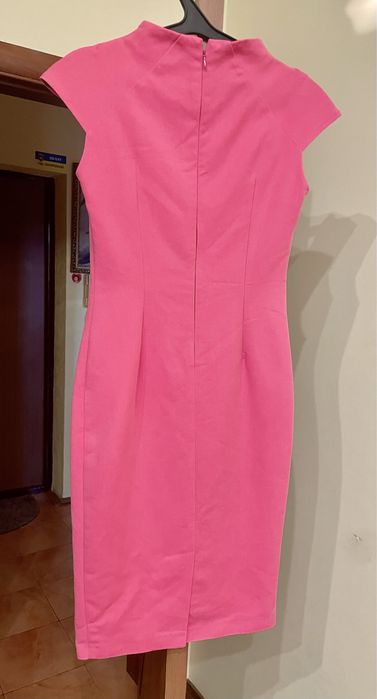 Платье - карандаш, ниже колен, ярко малинового цвета,.