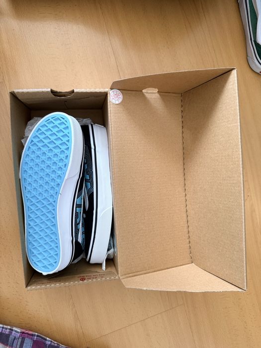Sapatilhas Azul e preto (brilha no escuro)