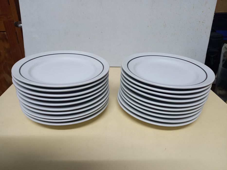 Pratos de sobremesa, ladeiros, sopa e travessa