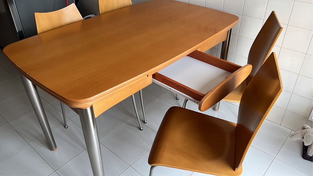 Mesa com 4 cadeiras
