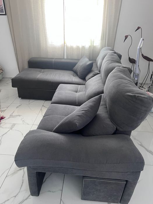 Sofá Cinza com Chaise Longue e banco para pés