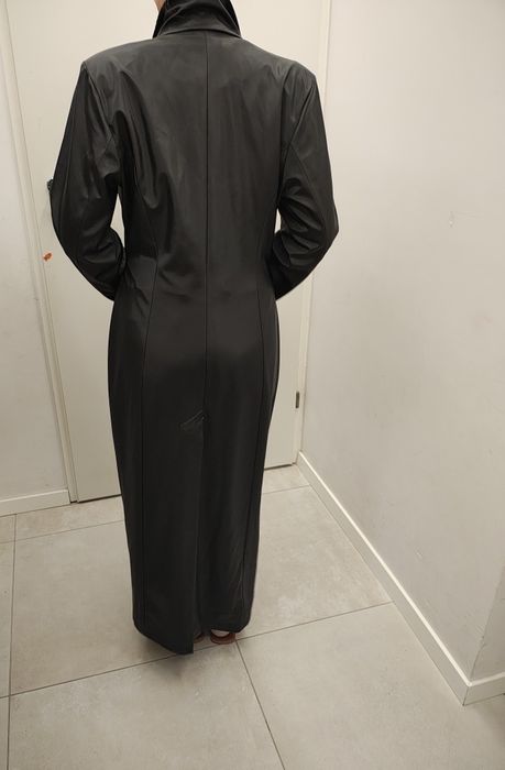 Czarny, długi, damski płaszcz - wspaniały