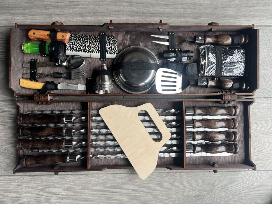 Подарунковий набір для пікніка та шашлику в дерев'яному кейсі