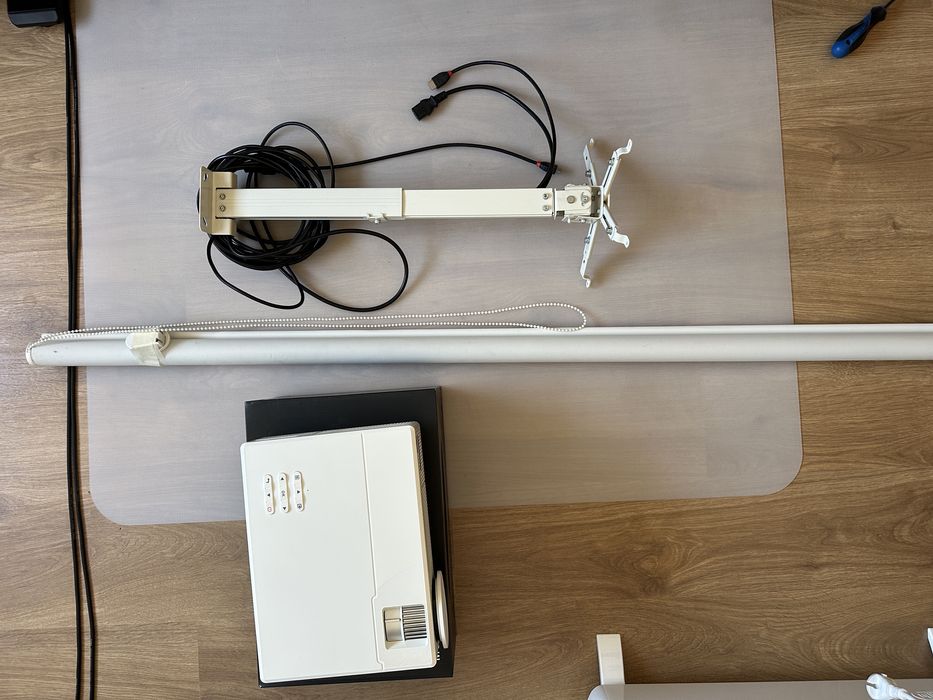 Wimius Projector with Accessories445675799902965762