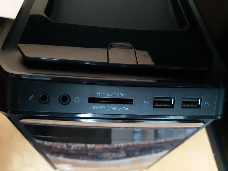 Комп'ютер з монітором та девайсами