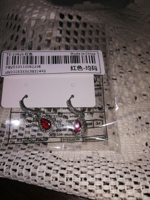 Nowe eleganckie błyszczące kolczyki wiszące czerwony kamień i cyrkonie