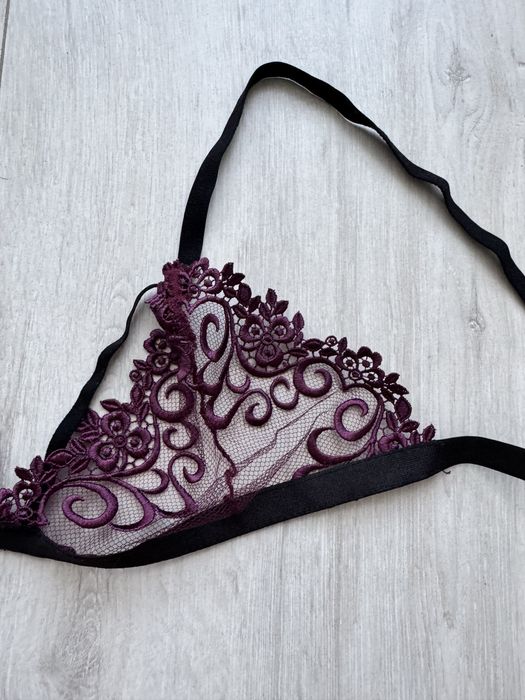 Мереживний бюст ручної роботи