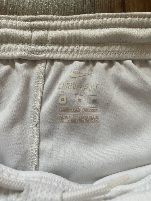 Білосніжні шорти nike