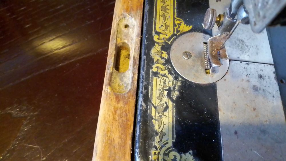 máquina de costura SINGER, de manivela, em bom estado