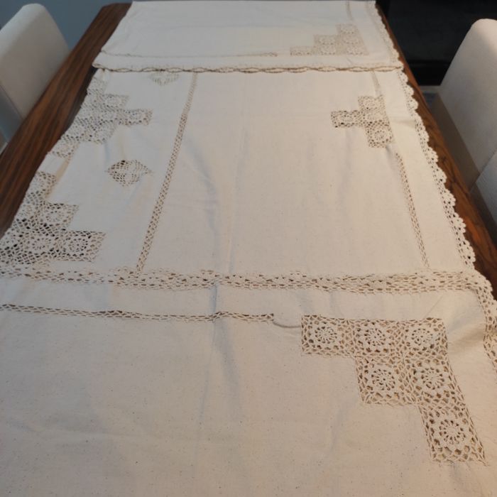 Duas toalhas de mesa em linho, crochê e bordado