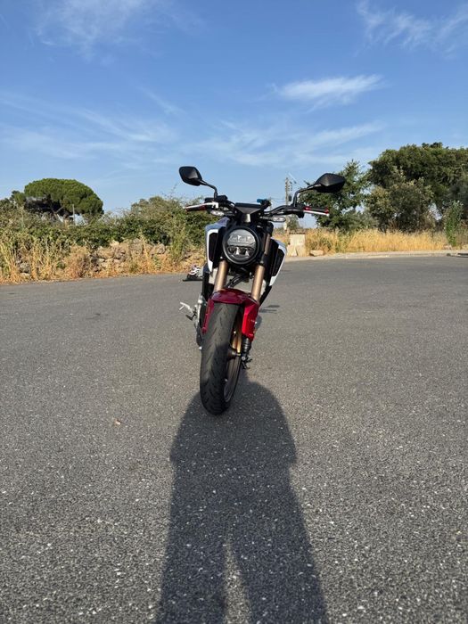 Honda CB125R 2022. Apenas 988km