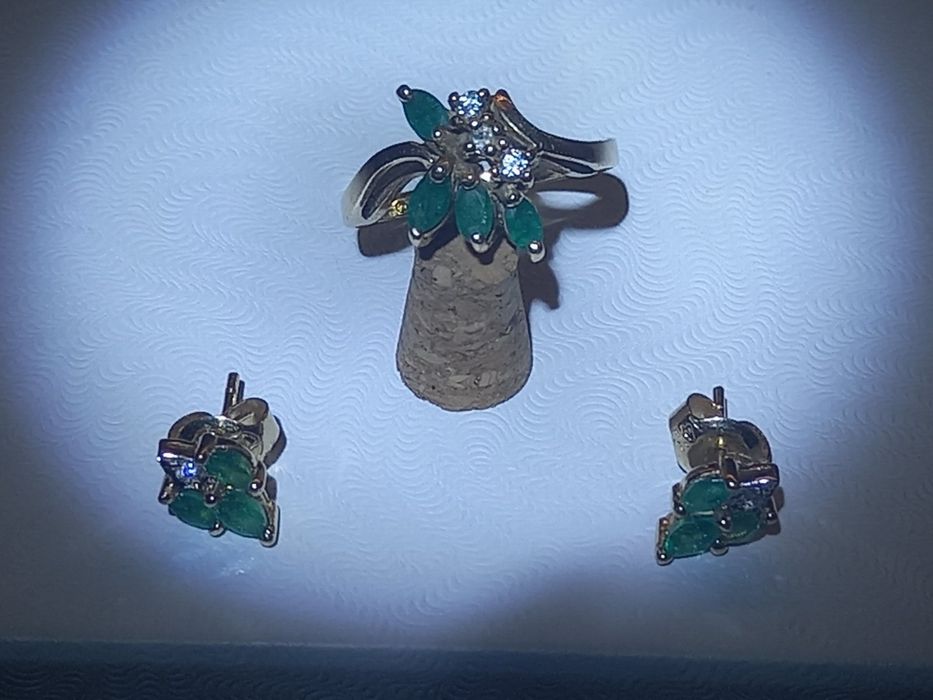 Золотое кольцо и пуссеты с изумрудами и бриллиантами