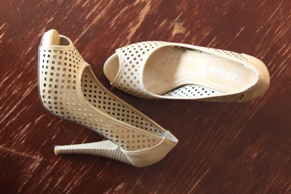 Beżowe buty na obcasie, r. 35