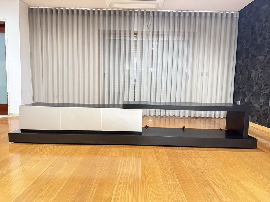 Móvel TV moderno preto e branco