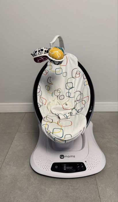 Заколисуючий центр 4moms.