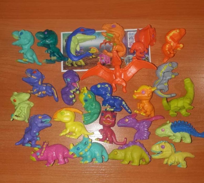 дінозаври кіндер фігурки