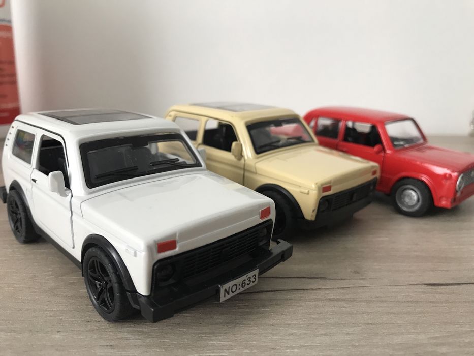 Машинка BMW ,уаз ваз нова у коробці