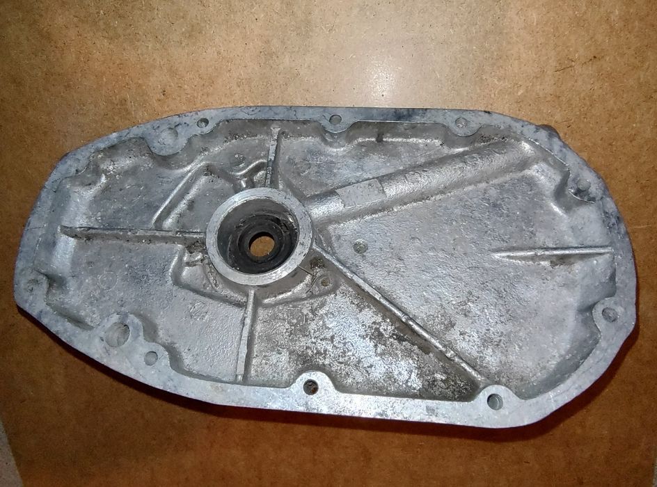 Dekiel pokrywa rozrządu silnika Ural M61