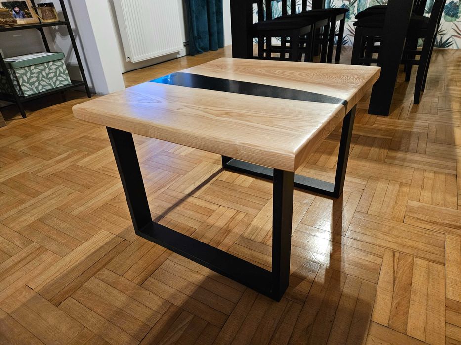 drewniany stolik z żywicą epoksydową