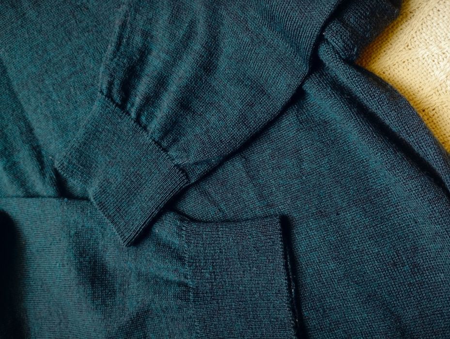 MERINO Blend M granatowy niebieski elegancki sweter z dekoltem w serek