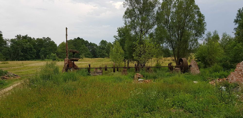 Stary zabytkowy młyn turbina napęd pozostałości