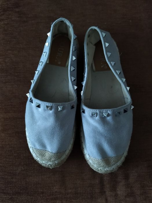 Espadryle na grubej podeszwie.