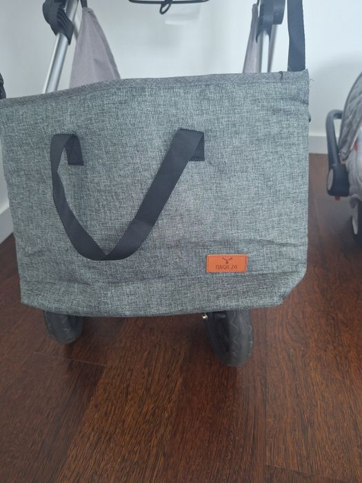 Carrinho de bebé junto com ovo, protecção da chuva e bolsa
