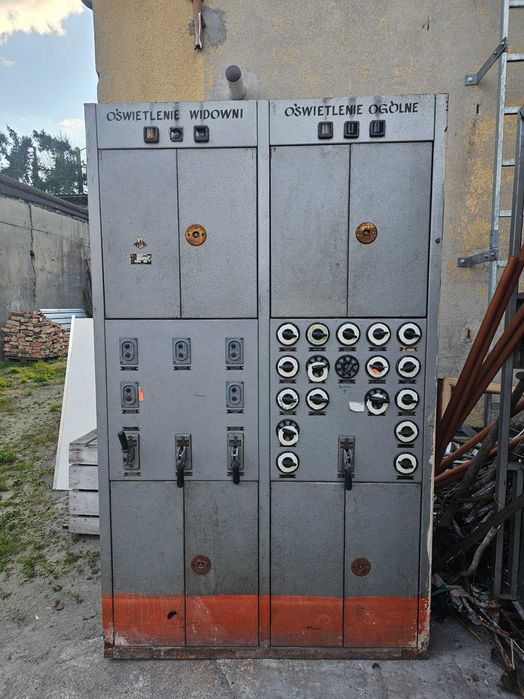 Stara szafa elektryczna