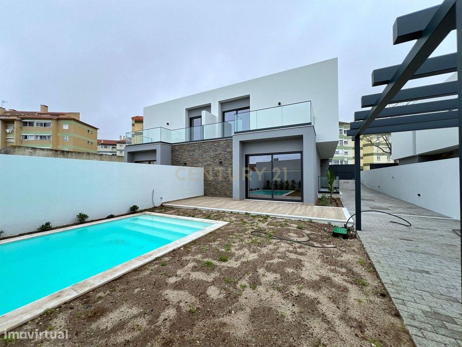 T4 Detached House with Swimming Pool in Parede (Cascais, Lisbon)