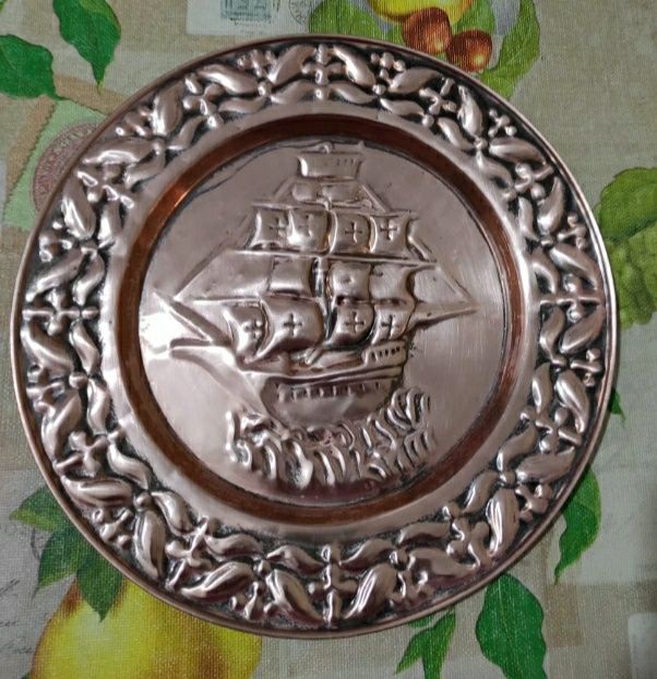 Pratos de decoração com desenho de uma caravela portuguesa