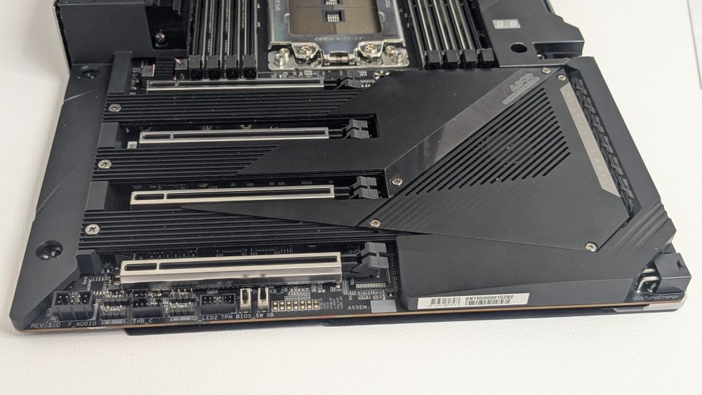 Материнська плата Gigabyte TRX40 AORUS XTREME\Гарантія