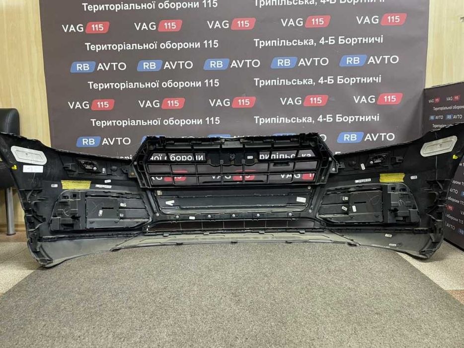 Бампер передний + омыватели. комплектный дефектний USA Audi Q5 80a