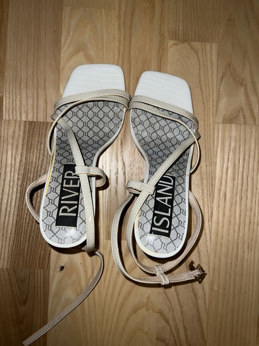 Босоніжки на шпильці