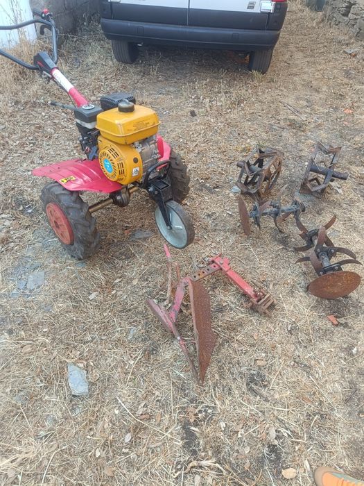 Motocultivador e reboque