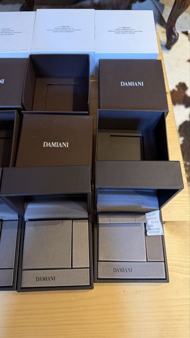 Коробки Damiani для обручок, сережок, підвісок та браслетів.