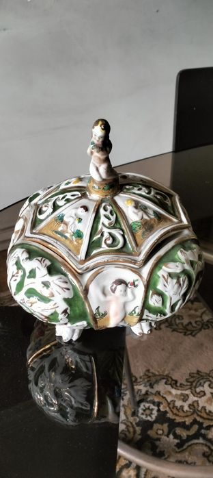 Cerâmica italiana em pernas de leão