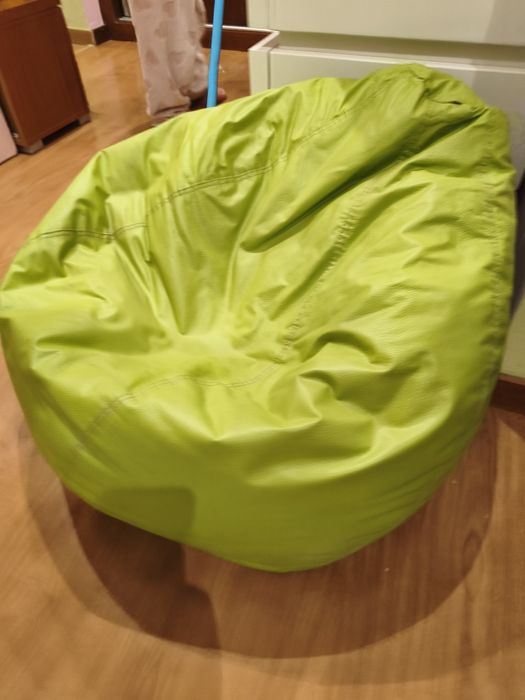 Vendo puff em pele em bom estado