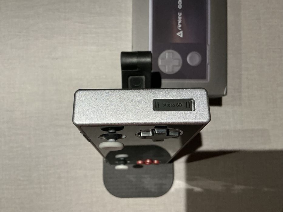 Ayaneo Pocket Micro (Antec) / (+ES:DE)