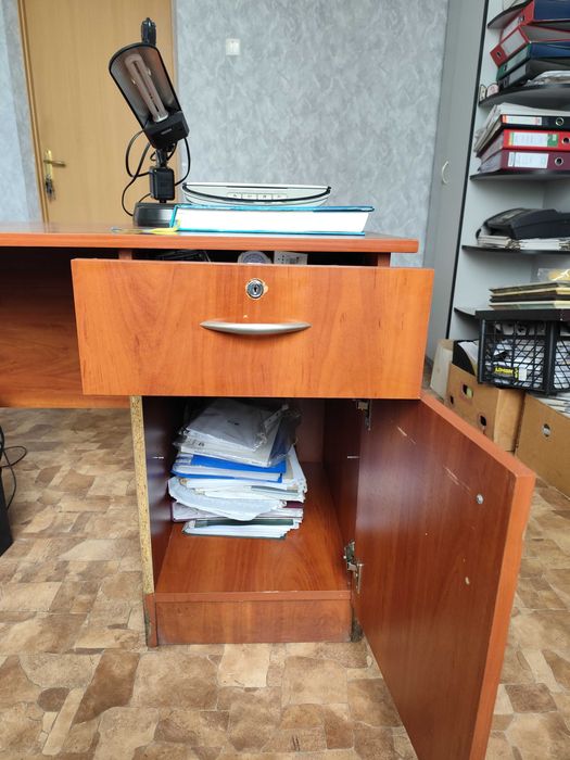 Продам столи офісні
