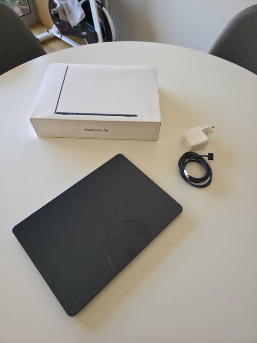 Macbook Air M3 13 polegadas 16GB RAM e 256GB Armazenamento - ESTADO irrepreensível!