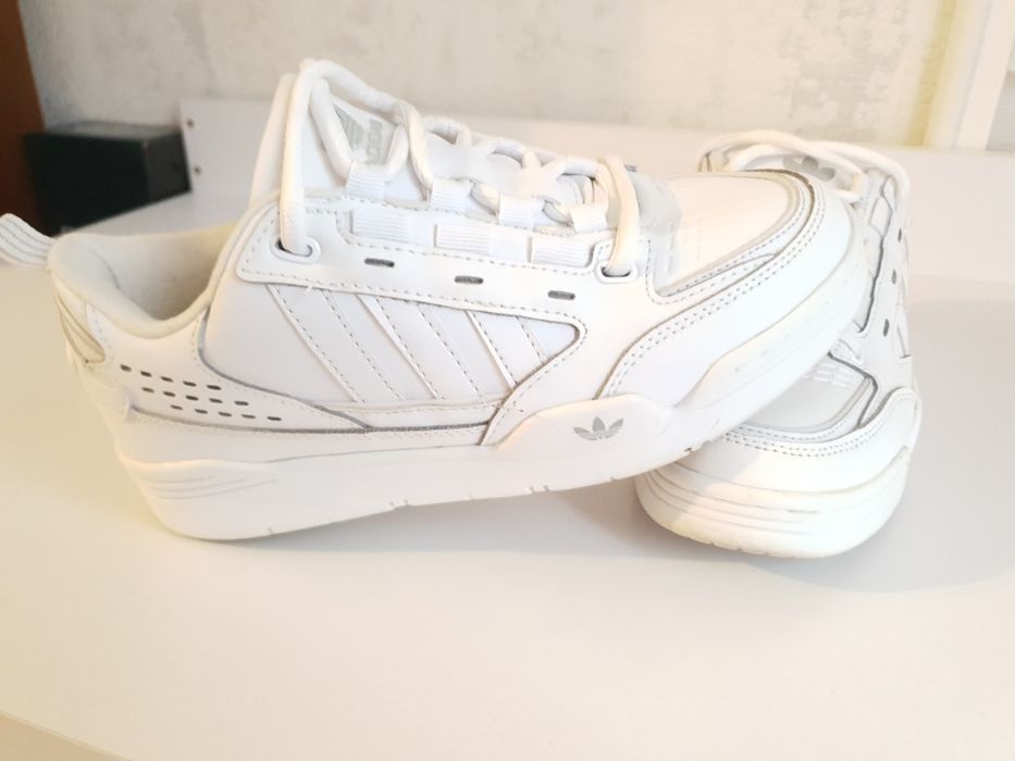 Білі кросівки Adidas.