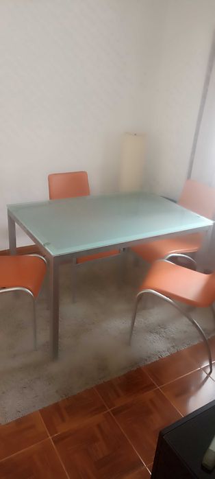 Mesa com cadeiras laranjas