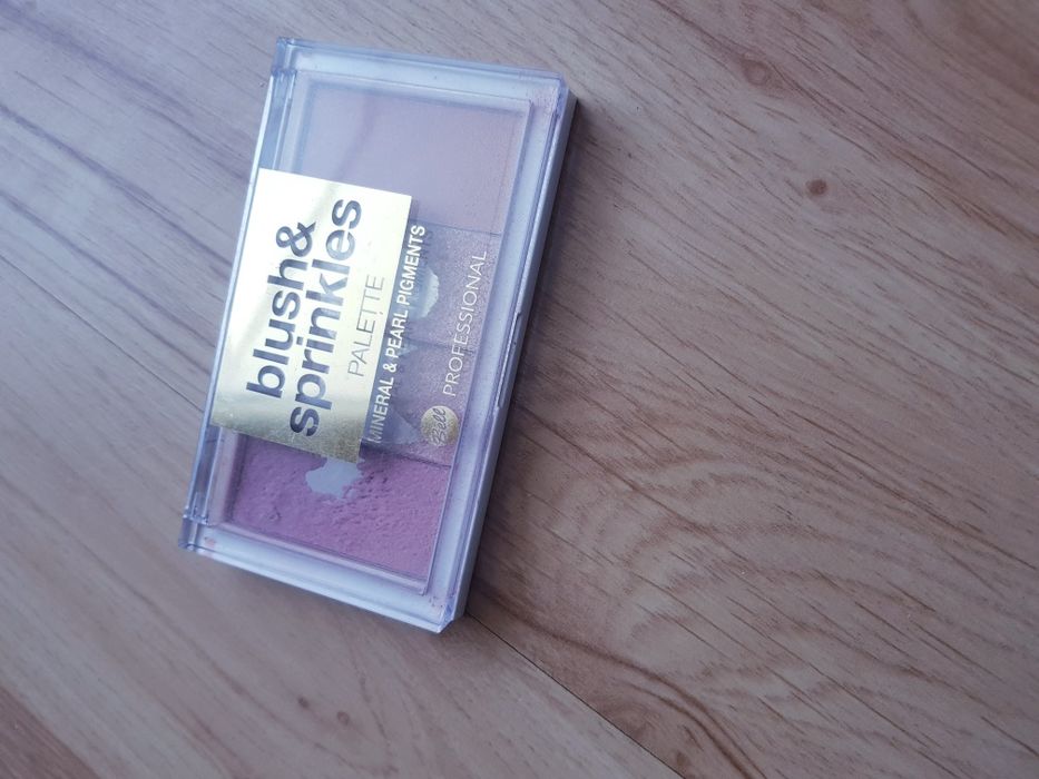 Paleta róży do policzków marki Bell