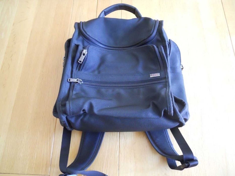 TUMI Mochila de nylon preta com compartimento para laptop, alças ajustáveis (26081D4)