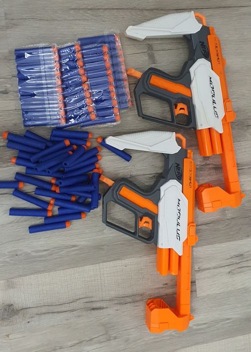 Dwa pistolety - wyrzutnie nerf plus strzałki