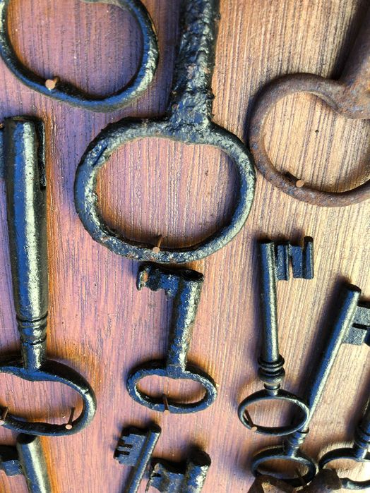 Chaves de ferro em moldura de madeira