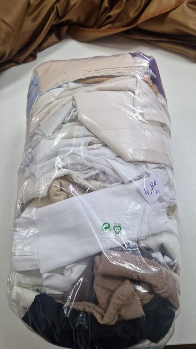 Ścinki tkanin i dzianin mix zestaw 4,500 kg.
